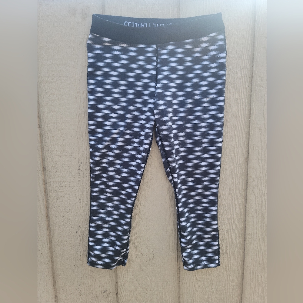 Nearly new woman's Nike dri-fit sport capris size M